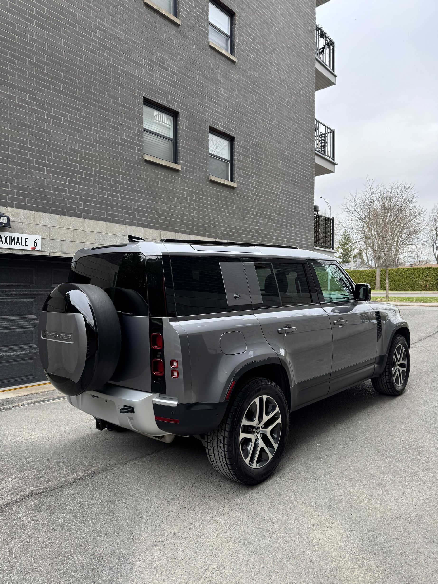 Land Rover Defender 2024 - Thumbnail 4