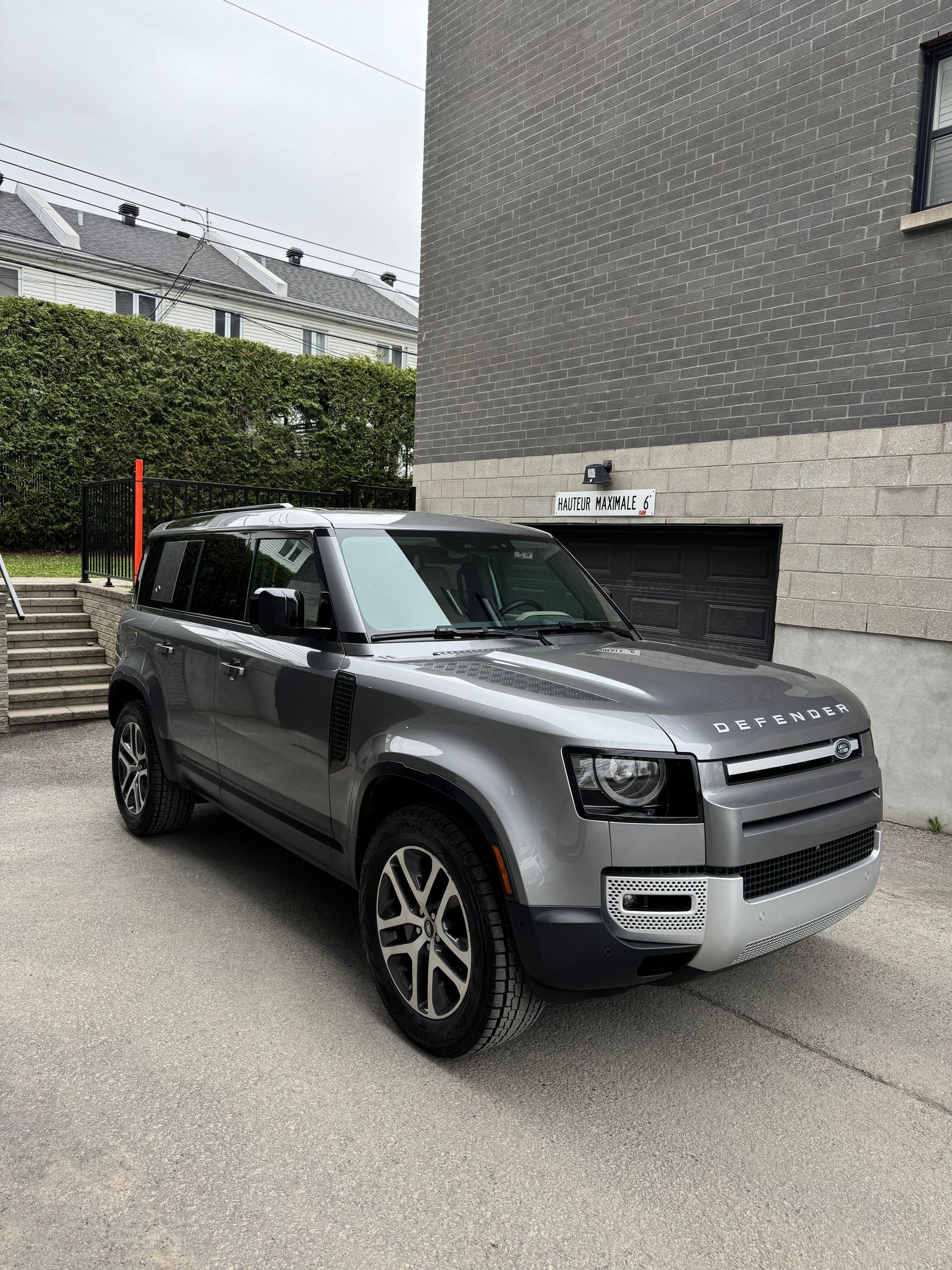 Land Rover Defender 2024 - Thumbnail 1