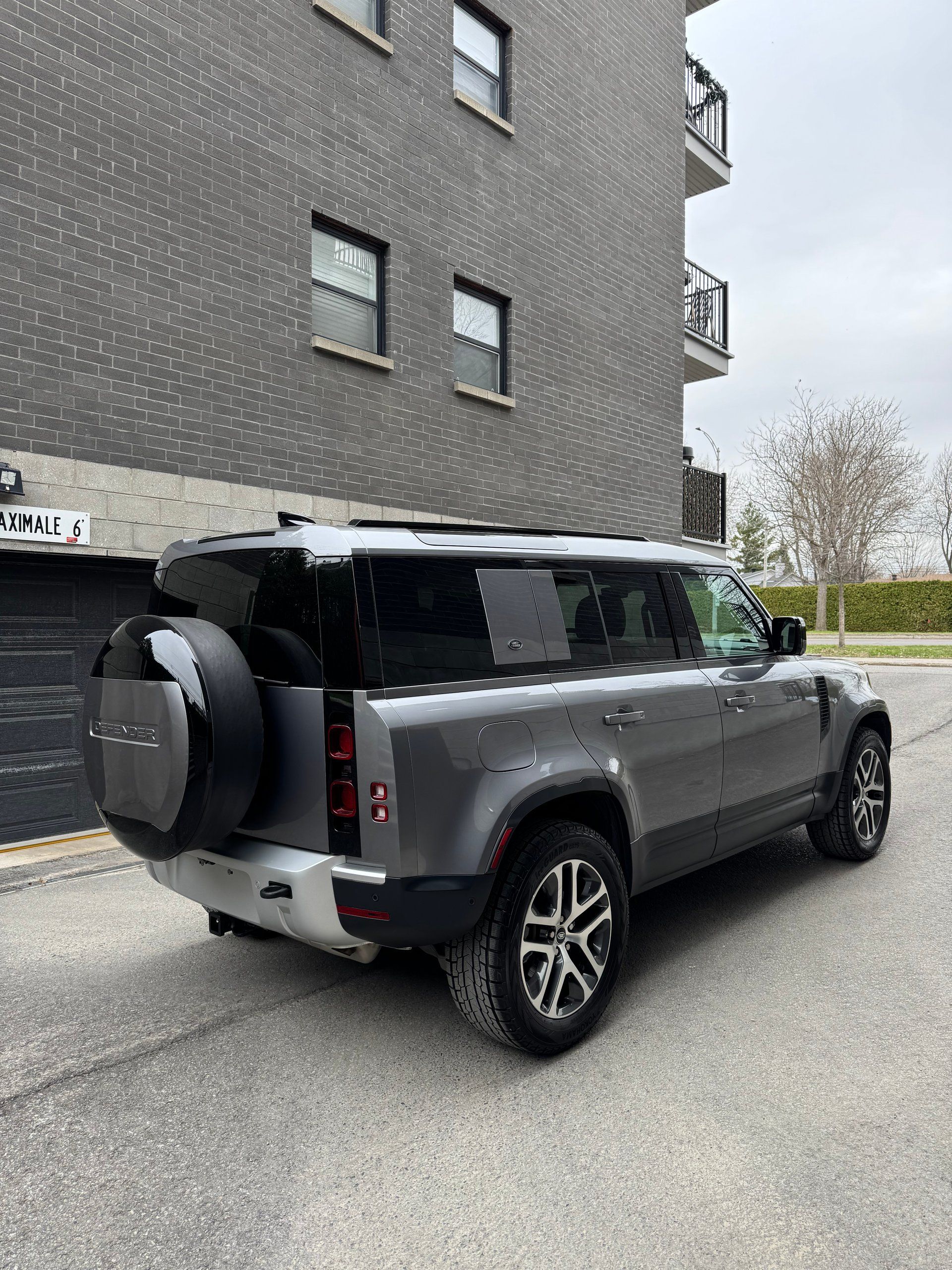 Land Rover Defender 2024 - Image 4