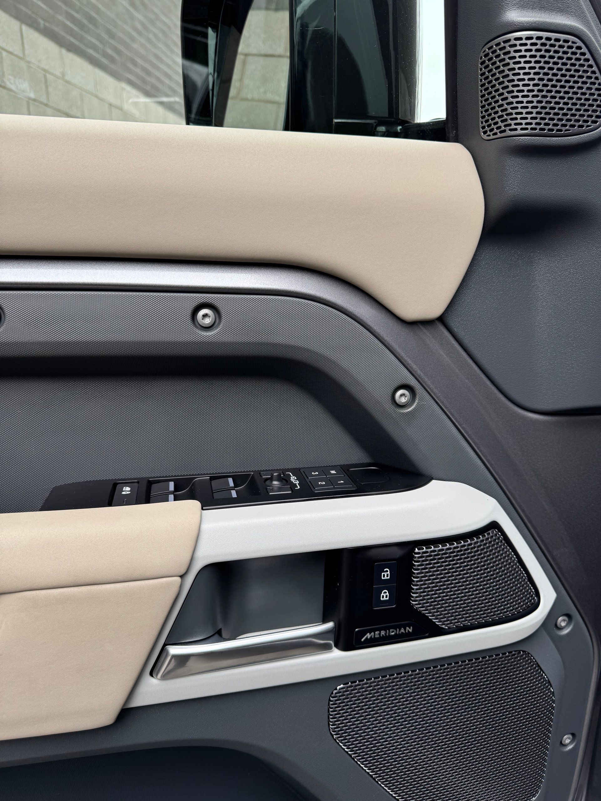 Land Rover Defender 2024 - Image 8